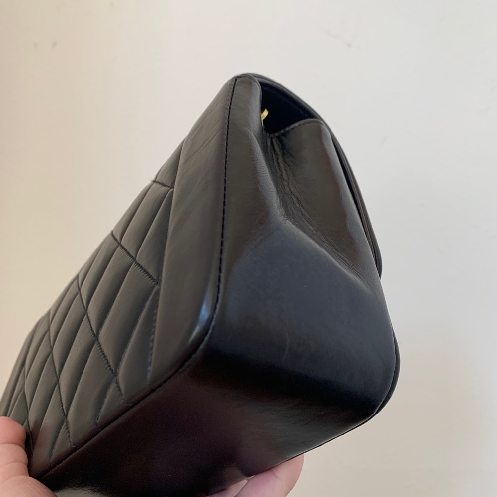 ❌RESERVED❌ Chanel Small black lambskin Diana - Picture 5 of 12
